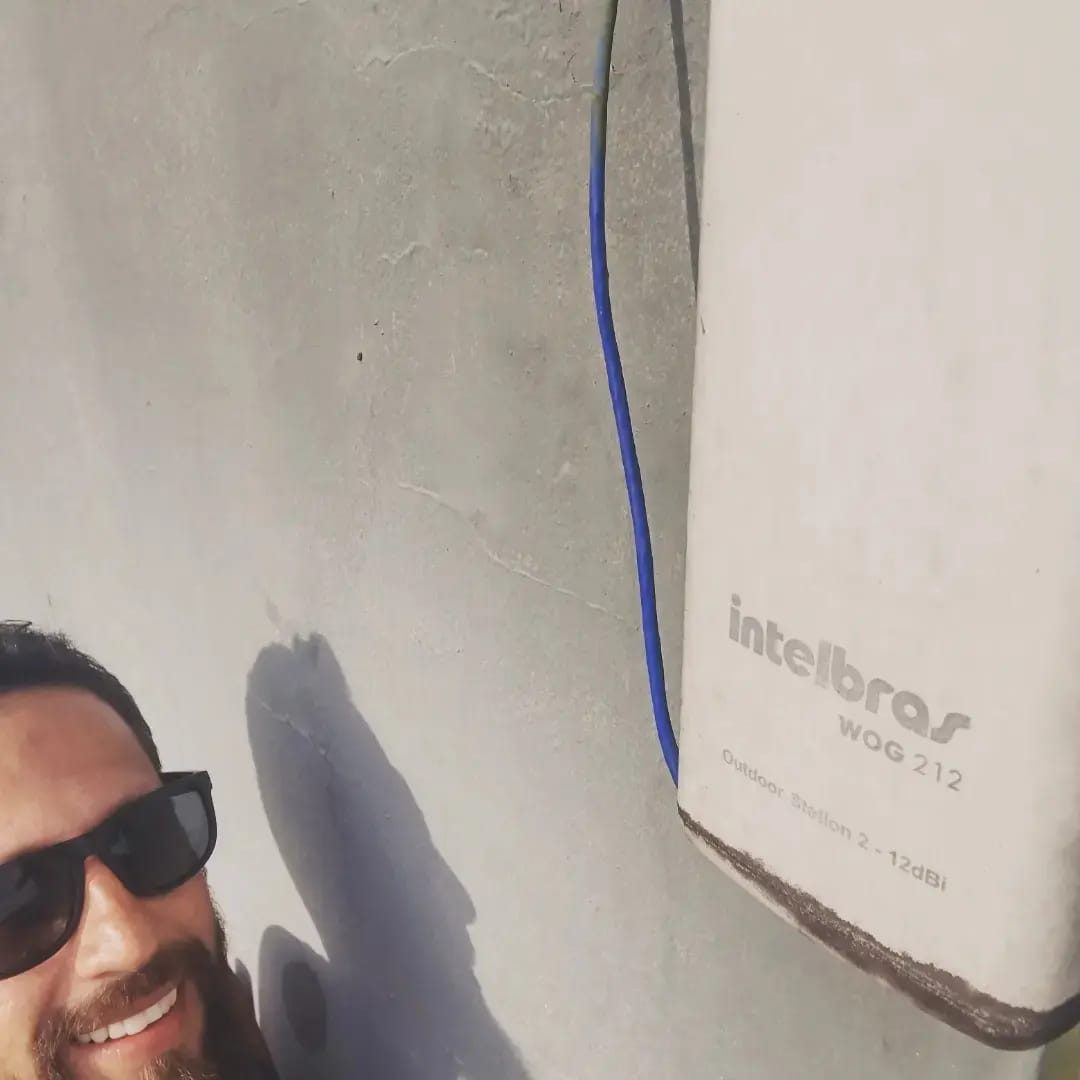 Tácio ao lado da WOG 212 instalada na parede