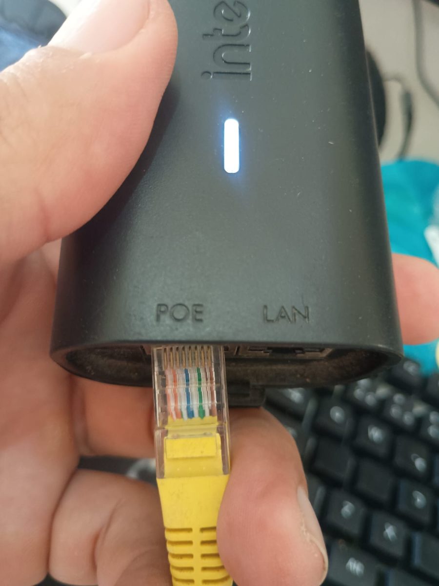 Injetor PoE Intelbras ligado com cabo conectado