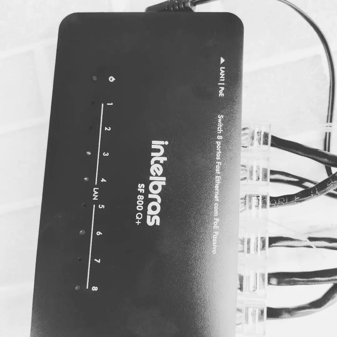 Switch Intelbras SF 800 Q+ com vários cabos conectados